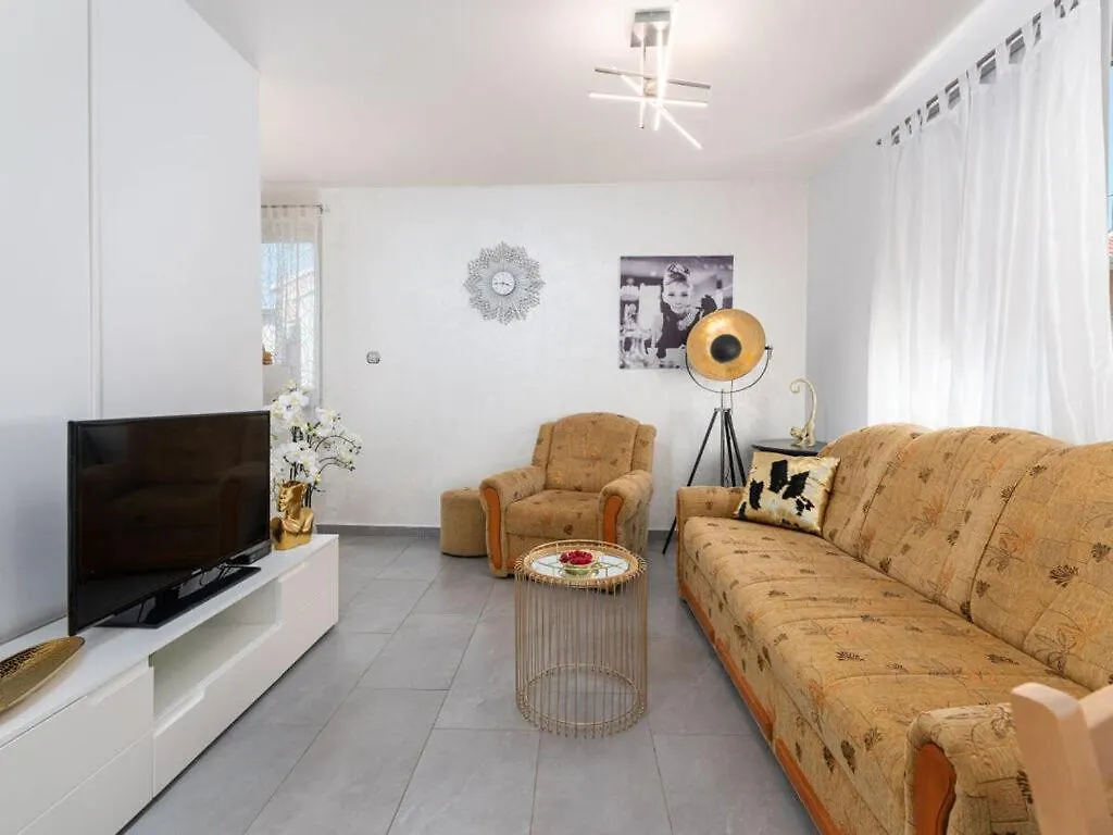 Donatella Comfortable Holiday Residence Karpinjan Holiday home