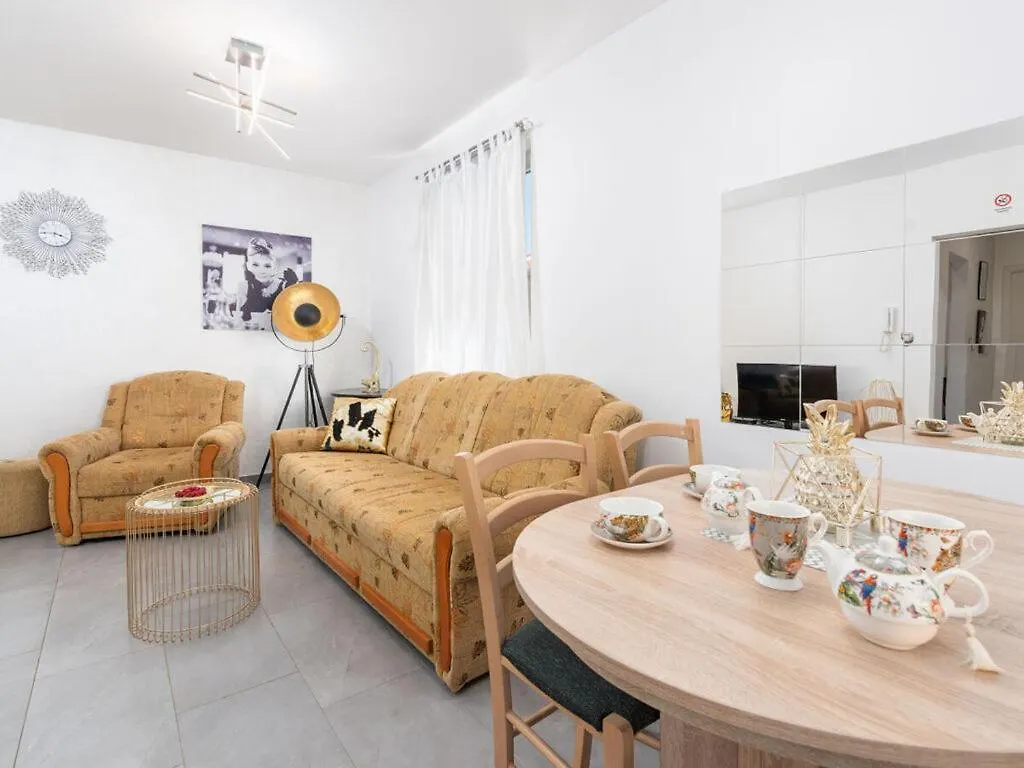 Donatella Comfortable Holiday Residence Karpinjan